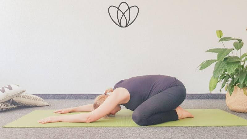 yogamaya 4 Yogaübungen gegen Steißbeinschmerzen herabschauender Stellung des Kindes